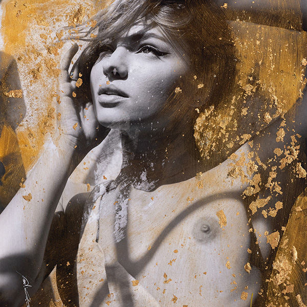 Frau mit Blick zur Sonne, goldene Schatten auf Haut – zeitgenössische Collagenkunst mit Blattgold auf Hahnemühle FineArt Baryta.