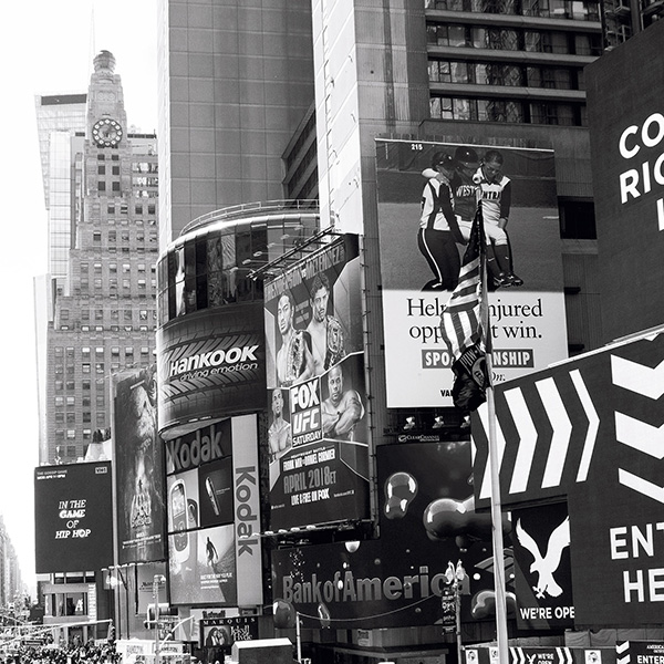 Times Square mit Werbeschildern und Neonlichtern, künstlerische Streetphotography