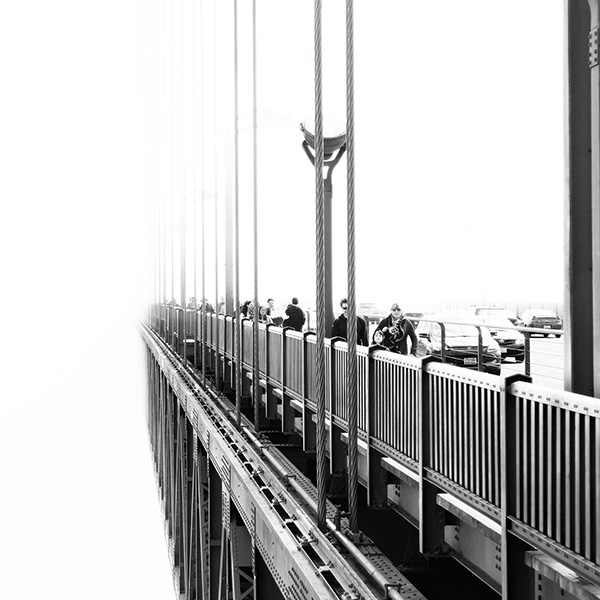 Menschen auf einer Brücke im Nebel, künstlerische Streetphotography