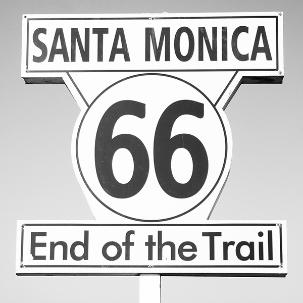 Route 66 End of the Trail-Schild in Santa Monica, künstlerische Streetphotography