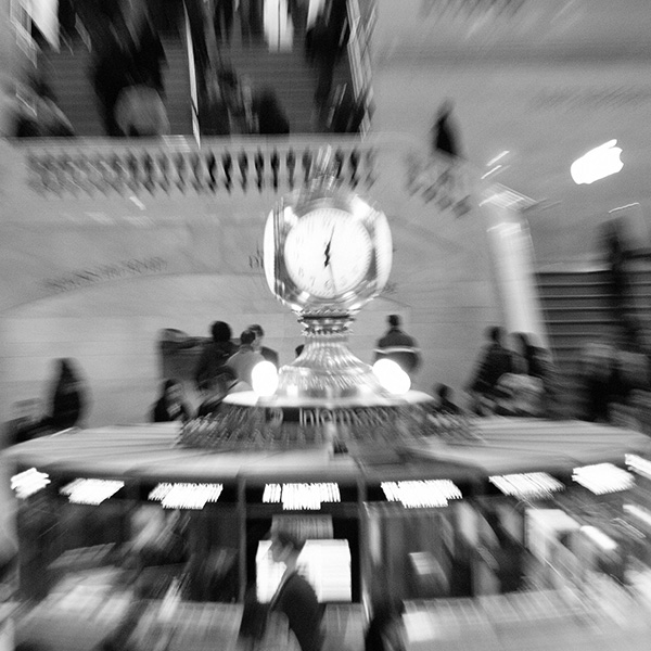 Verwischte Bewegung in Grand Central mit zentraler Bahnhofsuhr, künstlerische Streetphotography