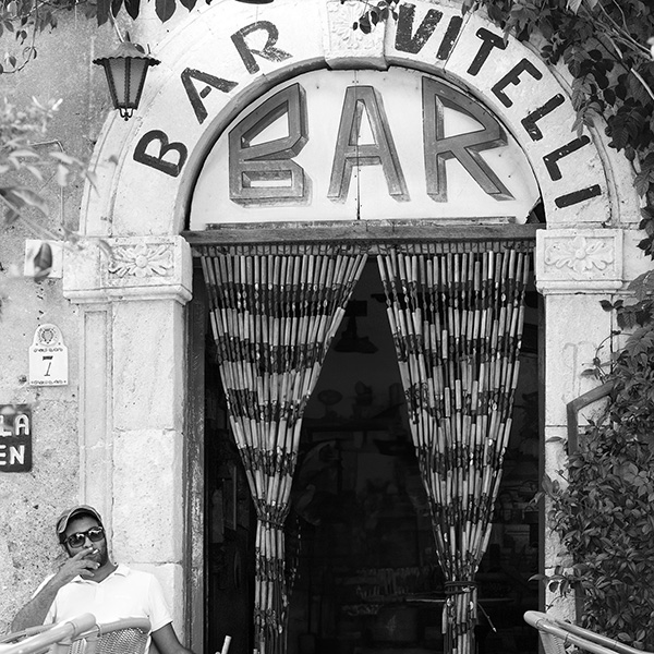 Bar Vitelli mit Mann im Schatten, künstlerische Streetphotography