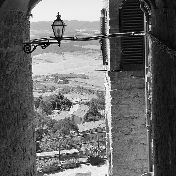 teinbogen mit Laterne und Landschaftsausblick, künstlerische Streetphotography