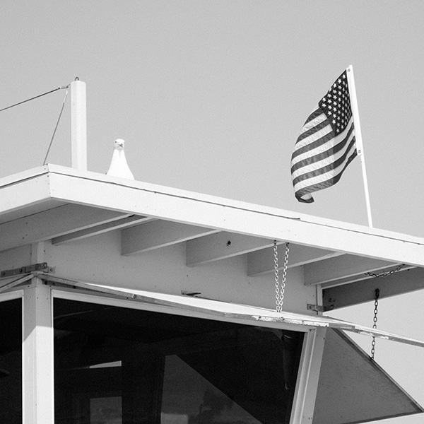 Rettungsturm mit US-Flagge, künstlerische Streetphotography