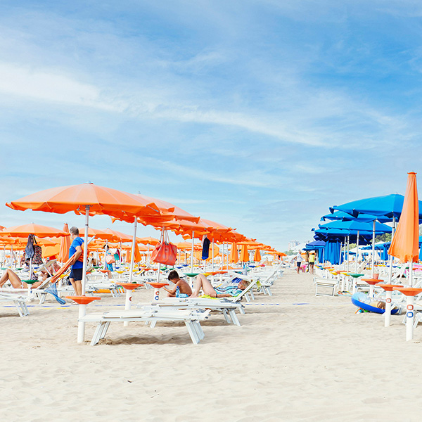 Farbenfrohe Sonnenschirme am Strand, künstlerische Streetphotography