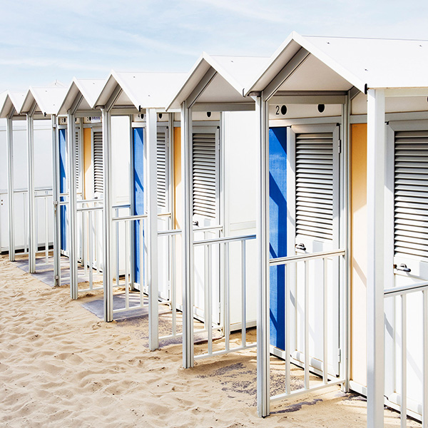 Perfekte Reihen aus Strandhütten, künstlerische Streetphotography