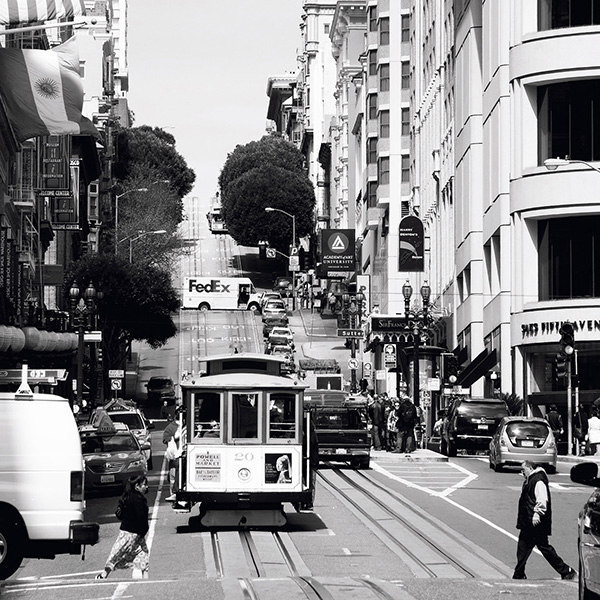 Eine Cable Car fährt durch die steilen Straßen von San Francisco – künstlerische Streetphotography voller Dynamik.