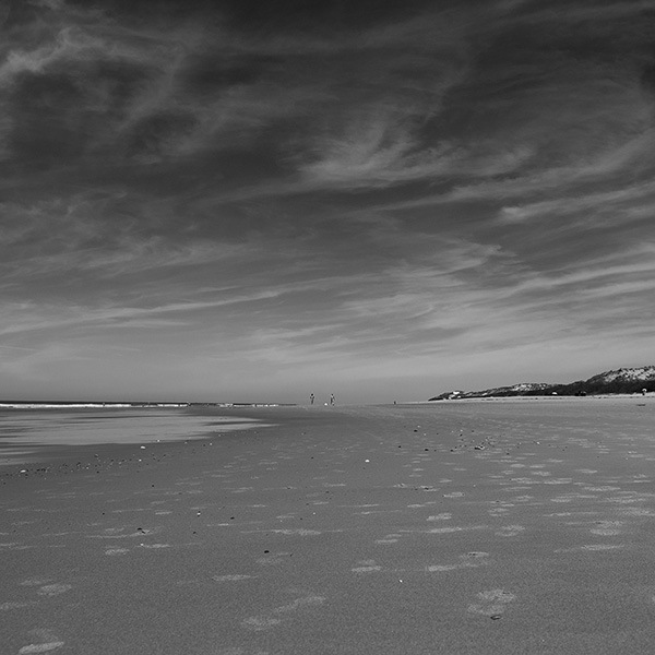 Weitläufiger Strand mit Fußspuren, künstlerische Streetphotography