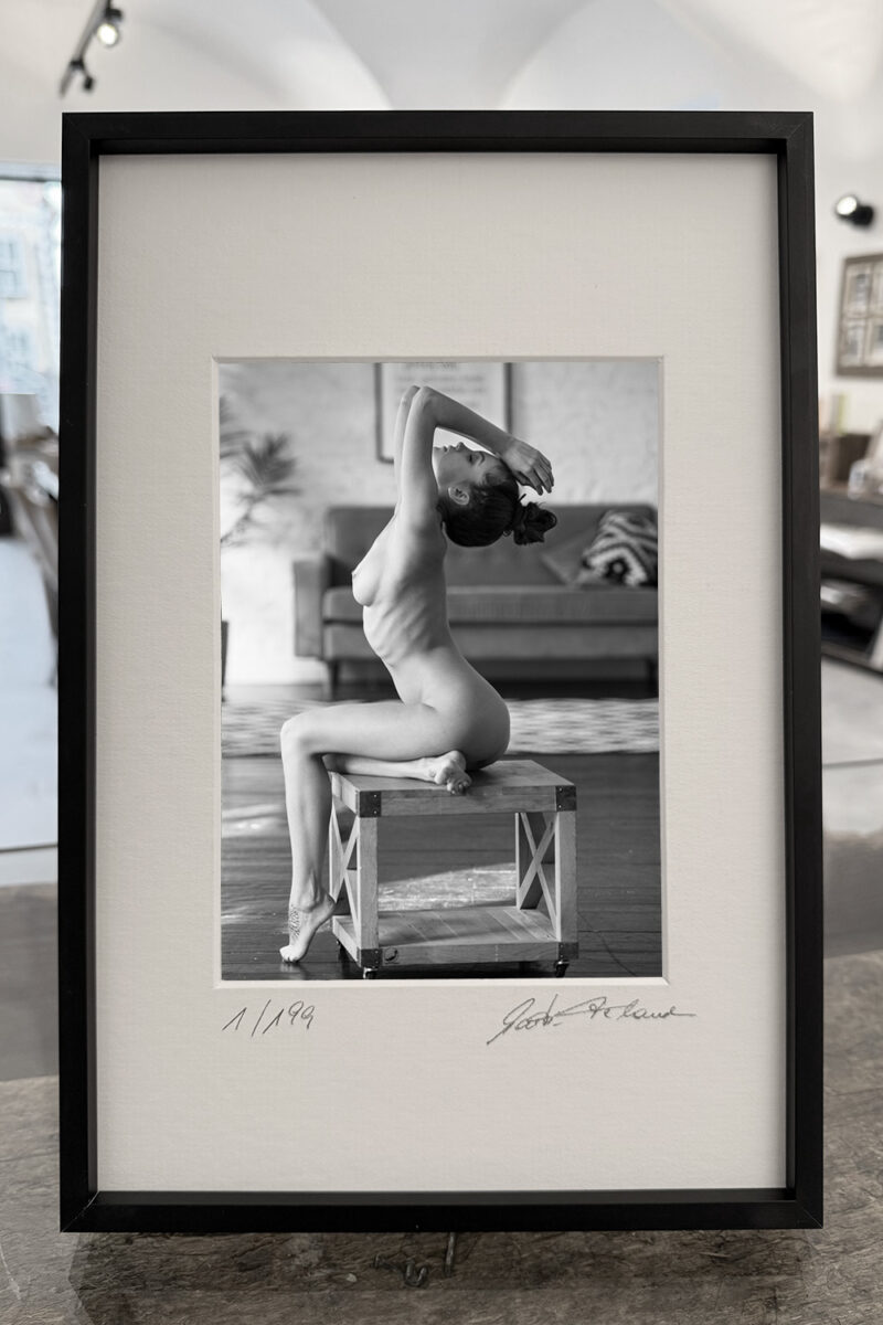 Gerahmter Fine Art Print der limitierten Edition – 1/199, signiert auf Passepartout – BENT FOR NO ONE