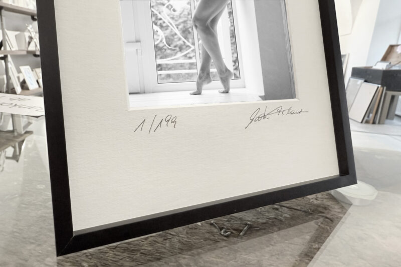 Seitenansicht mit Nummerierung und schwarzem Aluminiumrahmen – FRAME ME