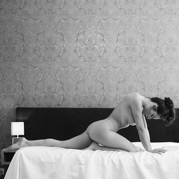 Lessons in Luxury – limitierte Fine Art Fotografie im Schlafzimmer unter Kronleuchter