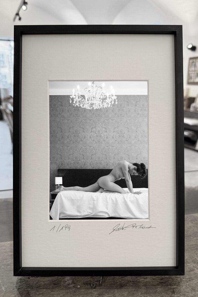 Gerahmter Fine Art Print der limitierten Edition – 1/199, signiert auf Passepartout – LESSONS IN LUXURY