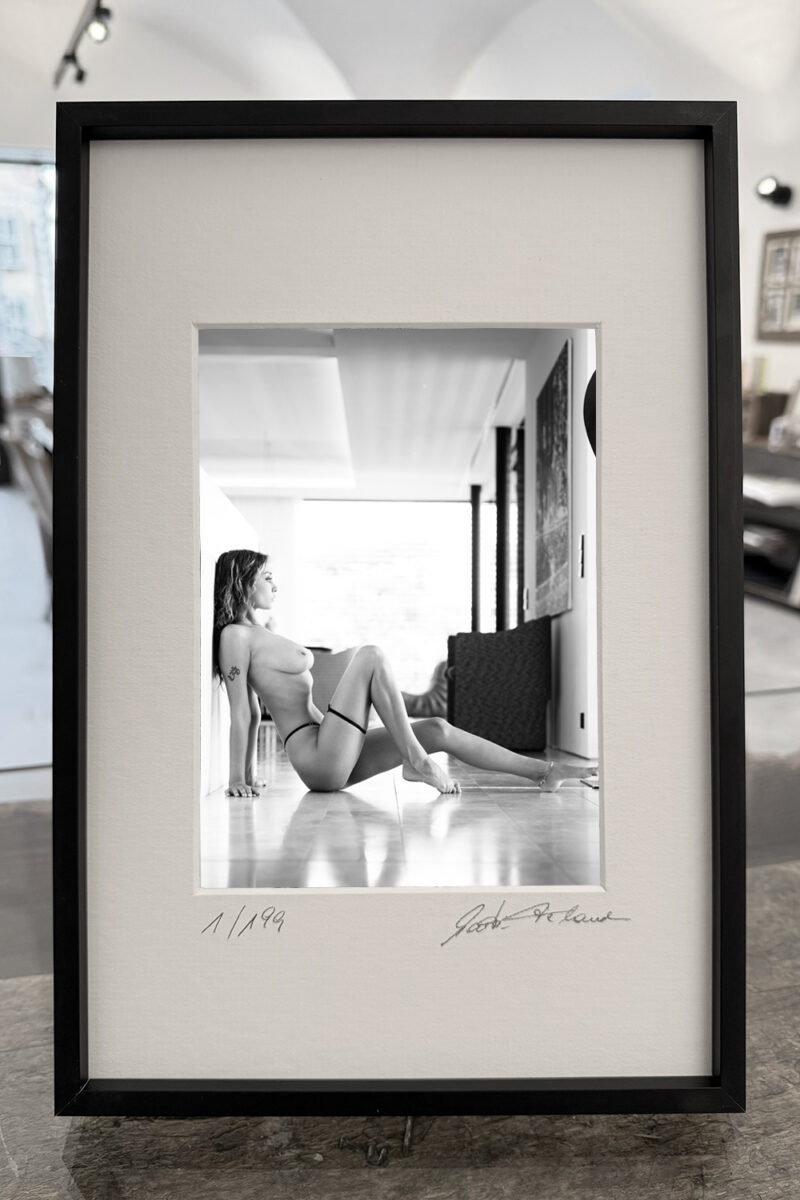 Gerahmter Fine Art Print der limitierten Edition – 1/199, signiert auf Passepartout – PLEASE REMOVE YOUR SHOES. AND EVERYTHING ELSE