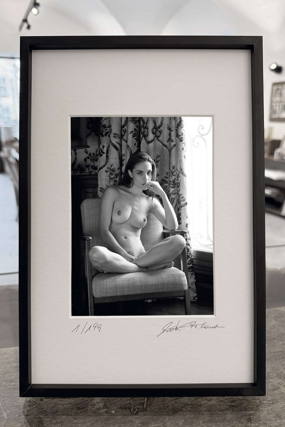„We Had a Safe Word. She Forgot.“ – gerahmter Print am Tisch präsentiert – limitierte fine art aktfotografie