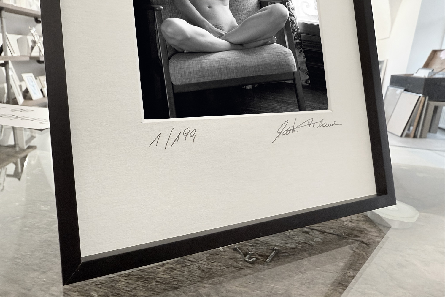 „We Had a Safe Word. She Forgot.“ – Detailansicht von Print und Rahmen – limitierte fine art aktfotografie