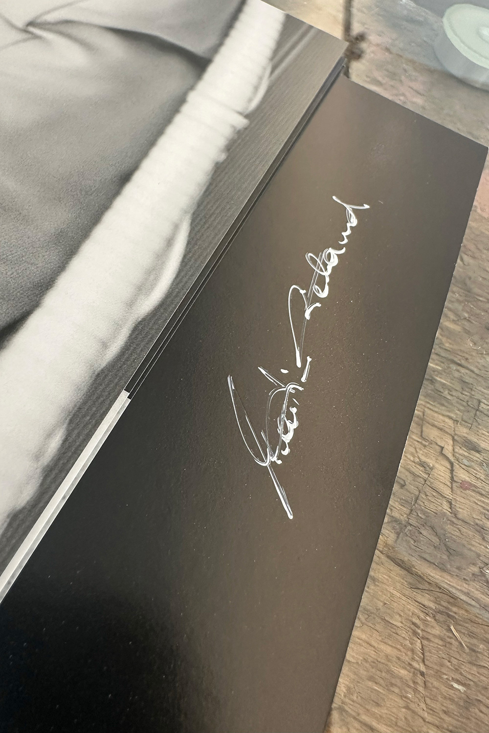 hhandsigned and numbered. Left side: number, right side signature