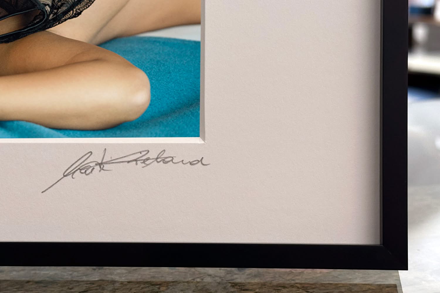 Off Duty – gerahmter Print am Tisch präsentiert – limitierte Fine Art Aktfotografie – Mockup 2