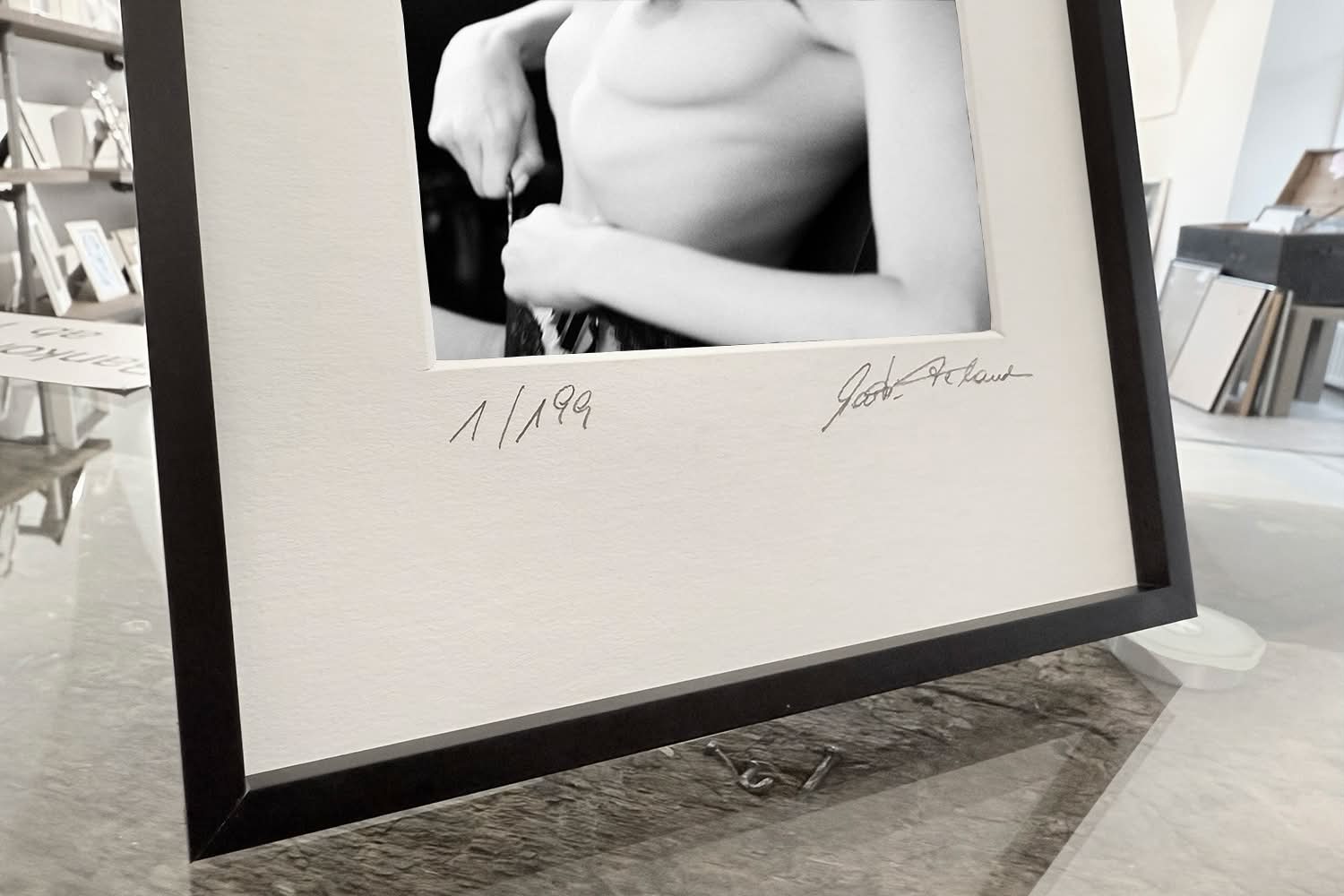 „Paris, 3 A.M.“ – gerahmter Print am Tisch präsentiert – limitierte Fine Art Aktfotografie – Mockup 1