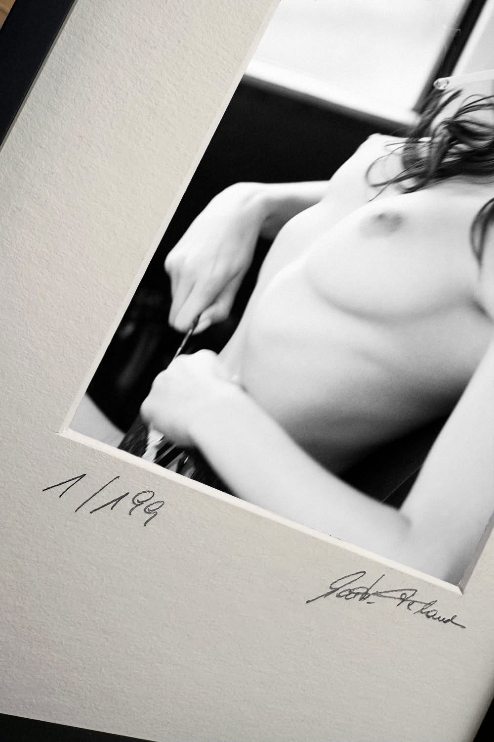„Paris, 3 A.M.“ – gerahmter Print am Tisch präsentiert – limitierte Fine Art Aktfotografie – Mockup 2