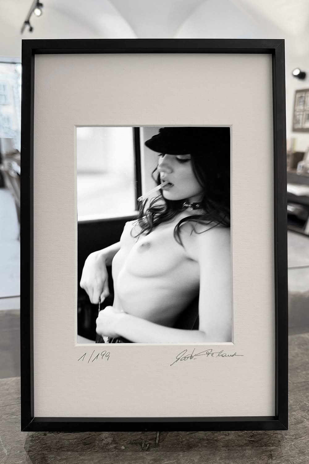 „Paris, 3 A.M.“ – gerahmter Print am Tisch präsentiert – limitierte Fine Art Aktfotografie – Mockup 3