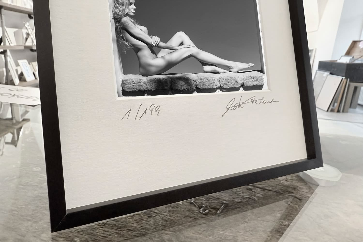 THE ARCH 4 The Arch – gerahmter Print am Tisch präsentiert – limitierte Fine Art Aktfotografie – Mockup 1