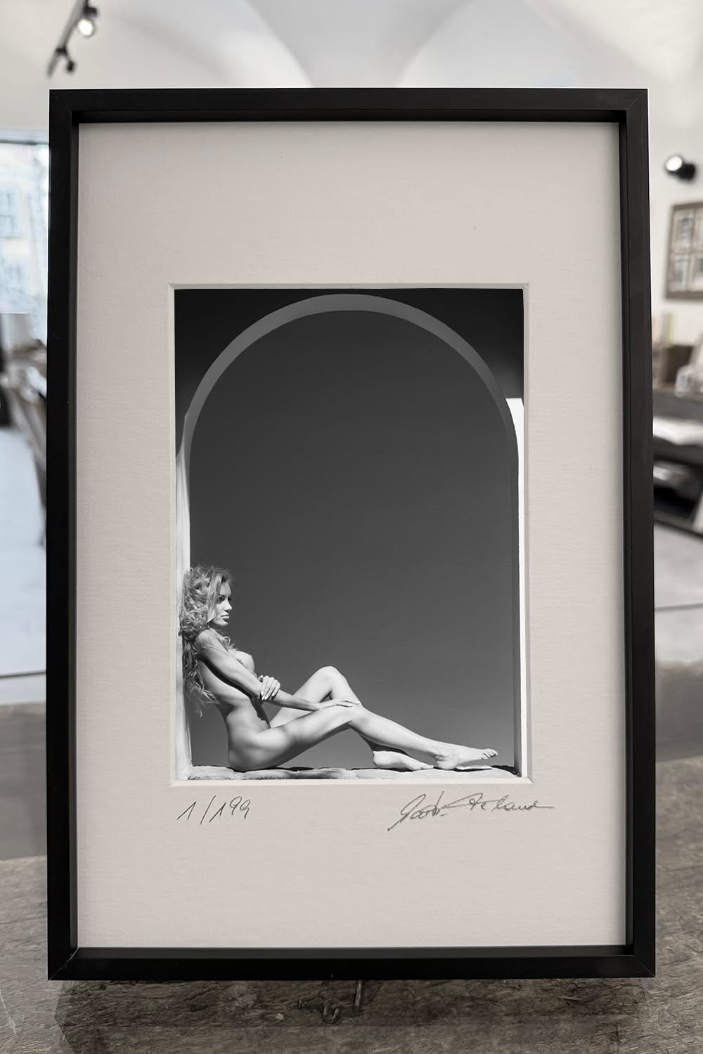 THE ARCH 6 The Arch – gerahmter Print am Tisch präsentiert – limitierte Fine Art Aktfotografie – Mockup 3