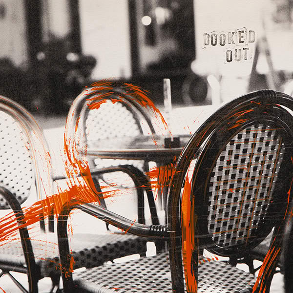 Booked Out – Café-Stühle mit oranger Farbe übermalt, Split Screen Unikat