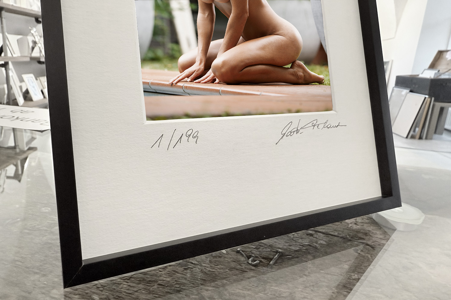 My Landscaper Would Approve – gerahmter Print am Tisch präsentiert – limitierte Fine Art Aktfotografie – Mockup 1
