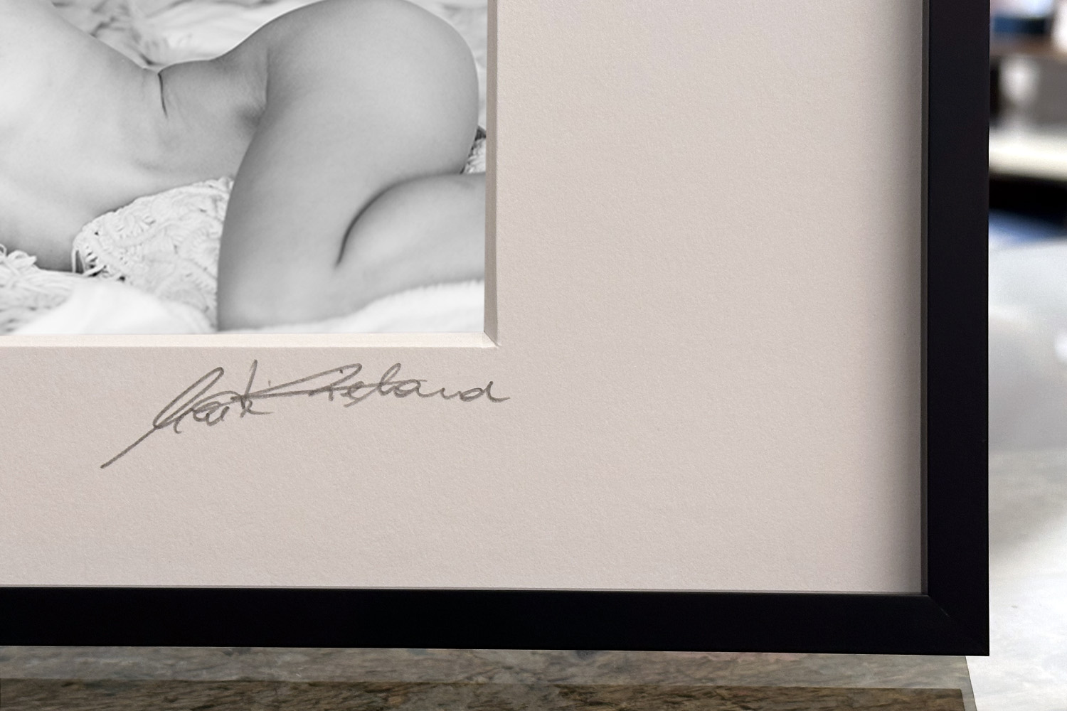 Still Undone – gerahmter Print am Tisch präsentiert – limitierte Fine Art Aktfotografie – Mockup 2
